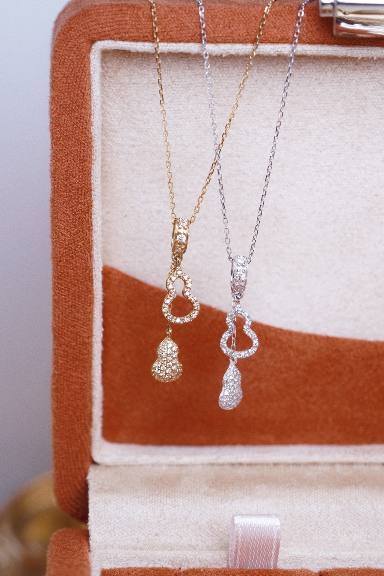 18k Gold Gourd Necklace Set with 0.20ct Natural Diamond