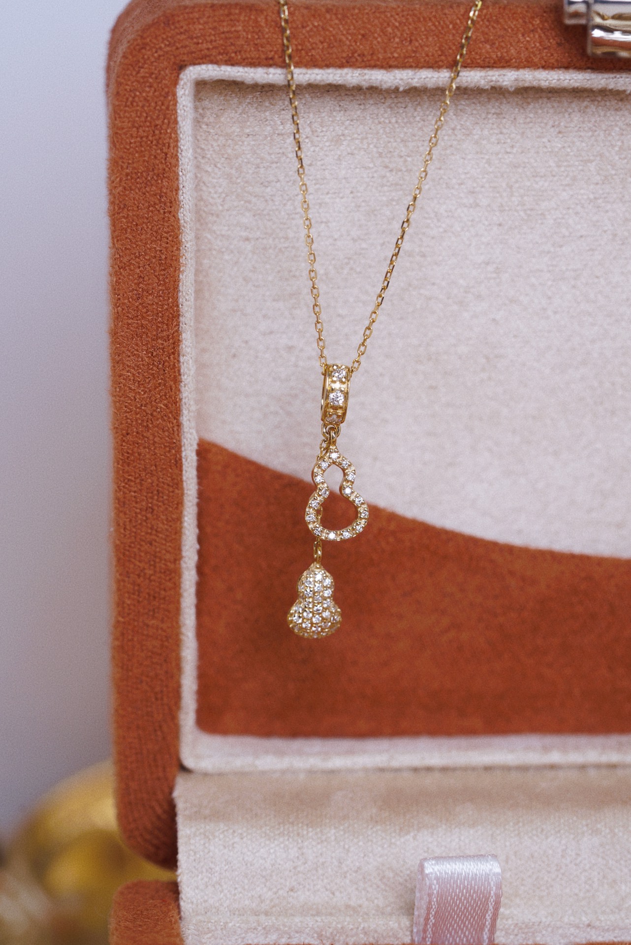 18k Gold Gourd Necklace Set with 0.20ct Natural Diamond