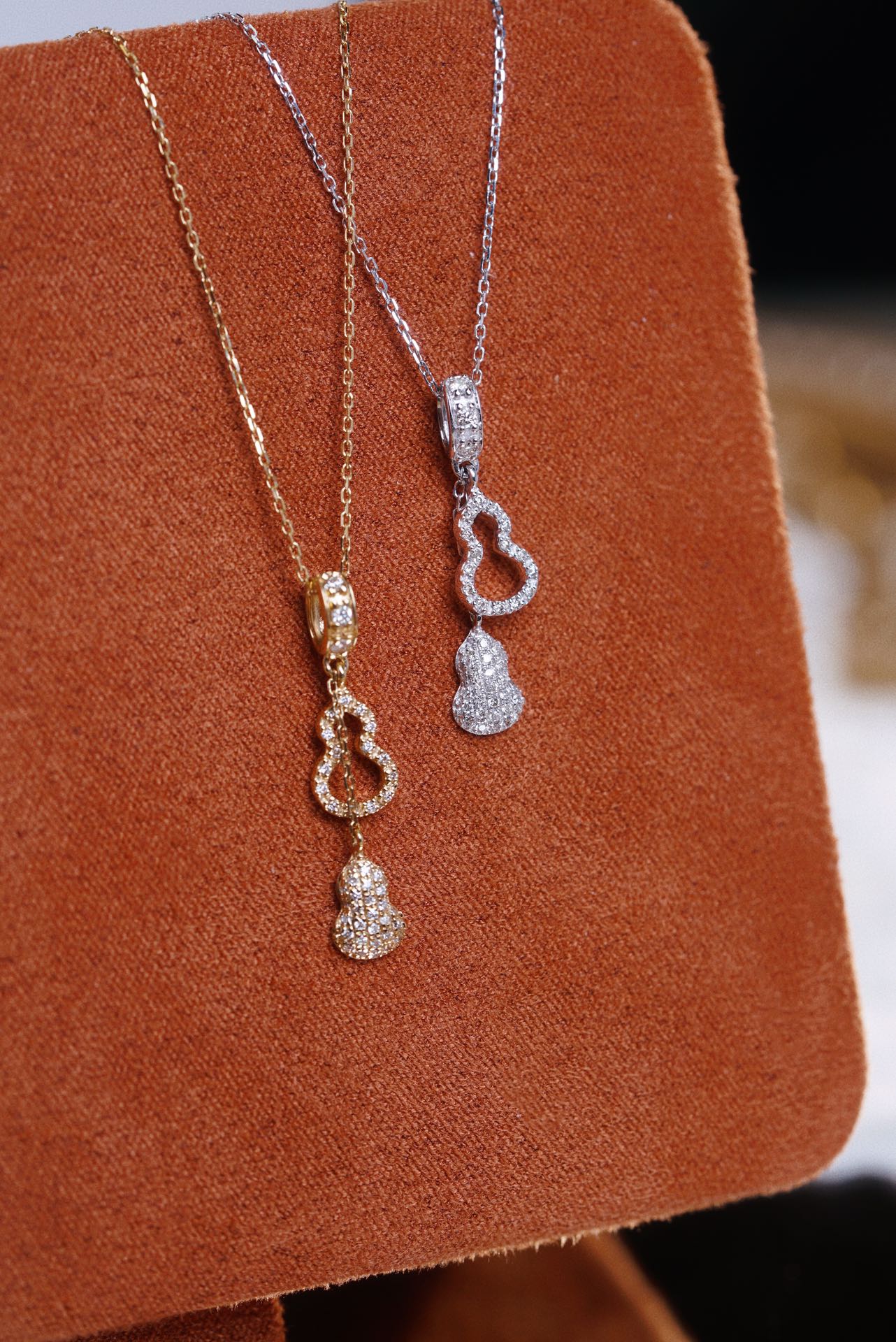 18k Gold Gourd Necklace Set with 0.20ct Natural Diamond