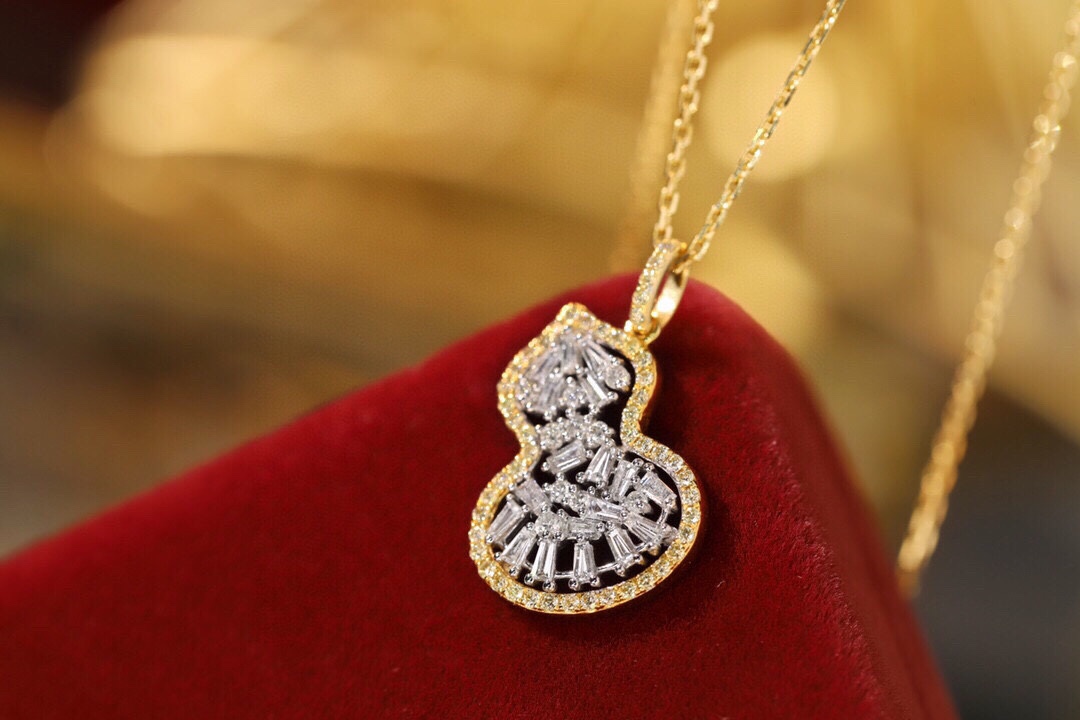 18k Gold Gourd Necklace Set with 0.55ct Natural Diamond