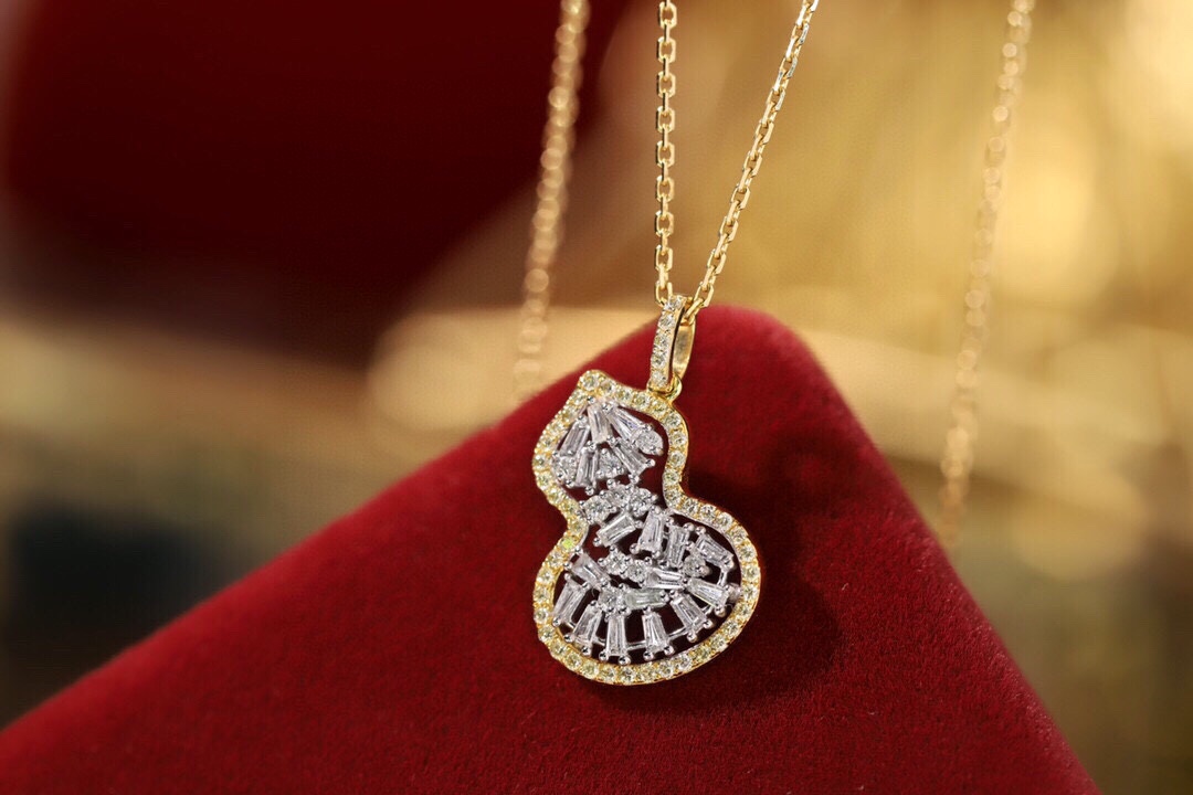 18k Gold Gourd Necklace Set with 0.55ct Natural Diamond