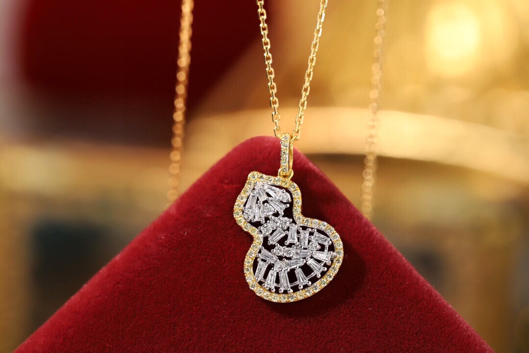 18k Gold Gourd Necklace Set with 0.55ct Natural Diamond