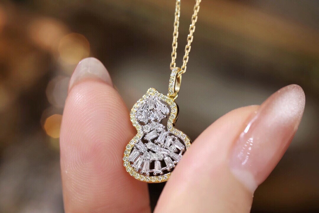 18k Gold Gourd Necklace Set with 0.55ct Natural Diamond