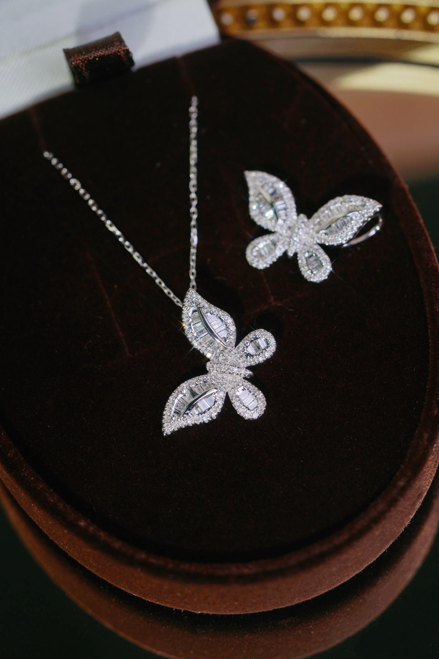 18k Gold Pendant in Butterfly Shape, Inlaid with 0.60ct Natural Diamond (chain not included)