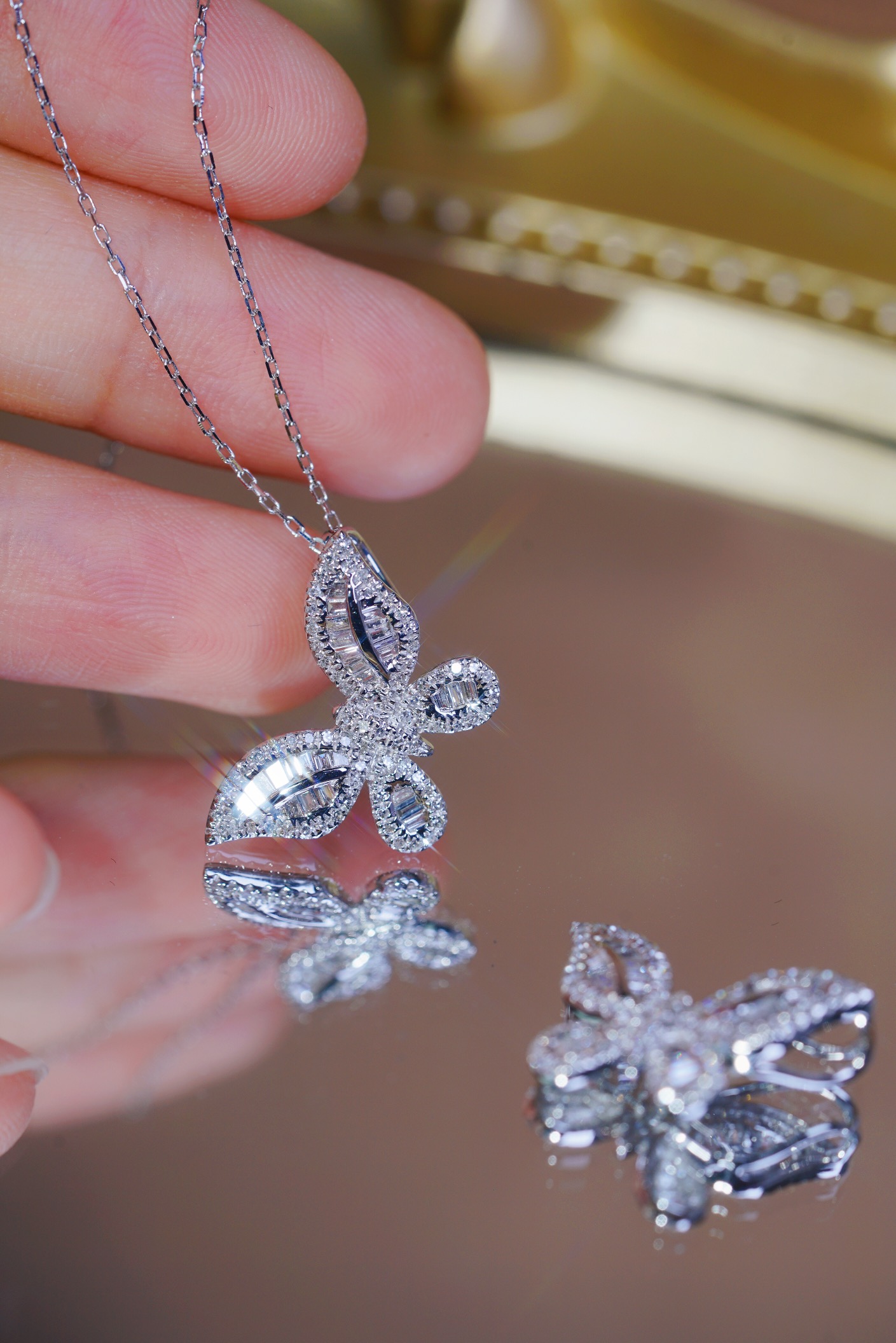 18k Gold Pendant in Butterfly Shape, Inlaid with 0.60ct Natural Diamond (chain not included)