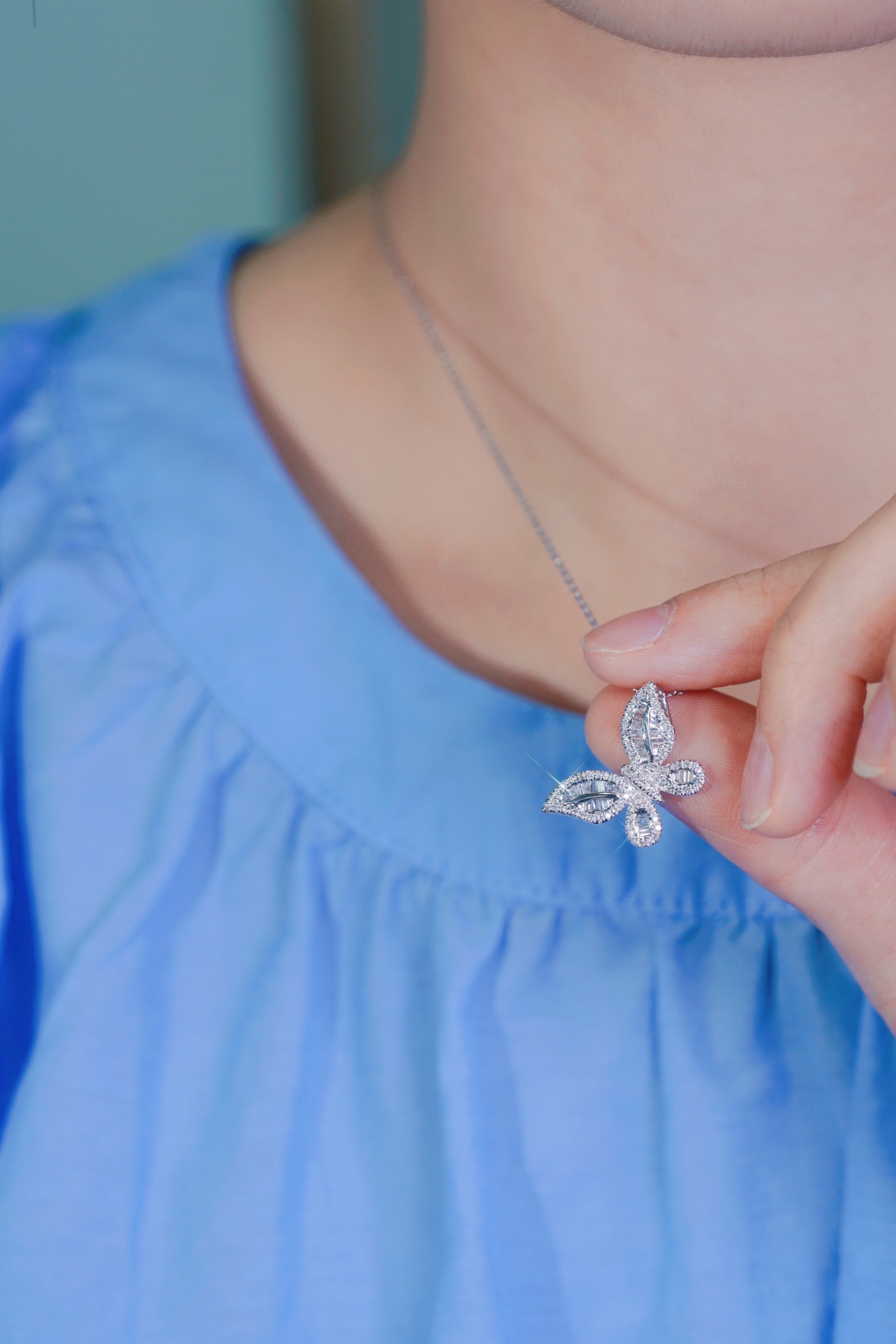 18k Gold Pendant in Butterfly Shape, Inlaid with 0.60ct Natural Diamond (chain not included)