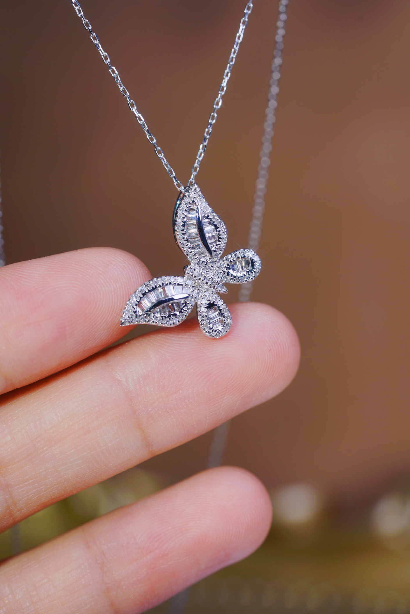 18k Gold Pendant in Butterfly Shape, Inlaid with 0.60ct Natural Diamond (chain not included)