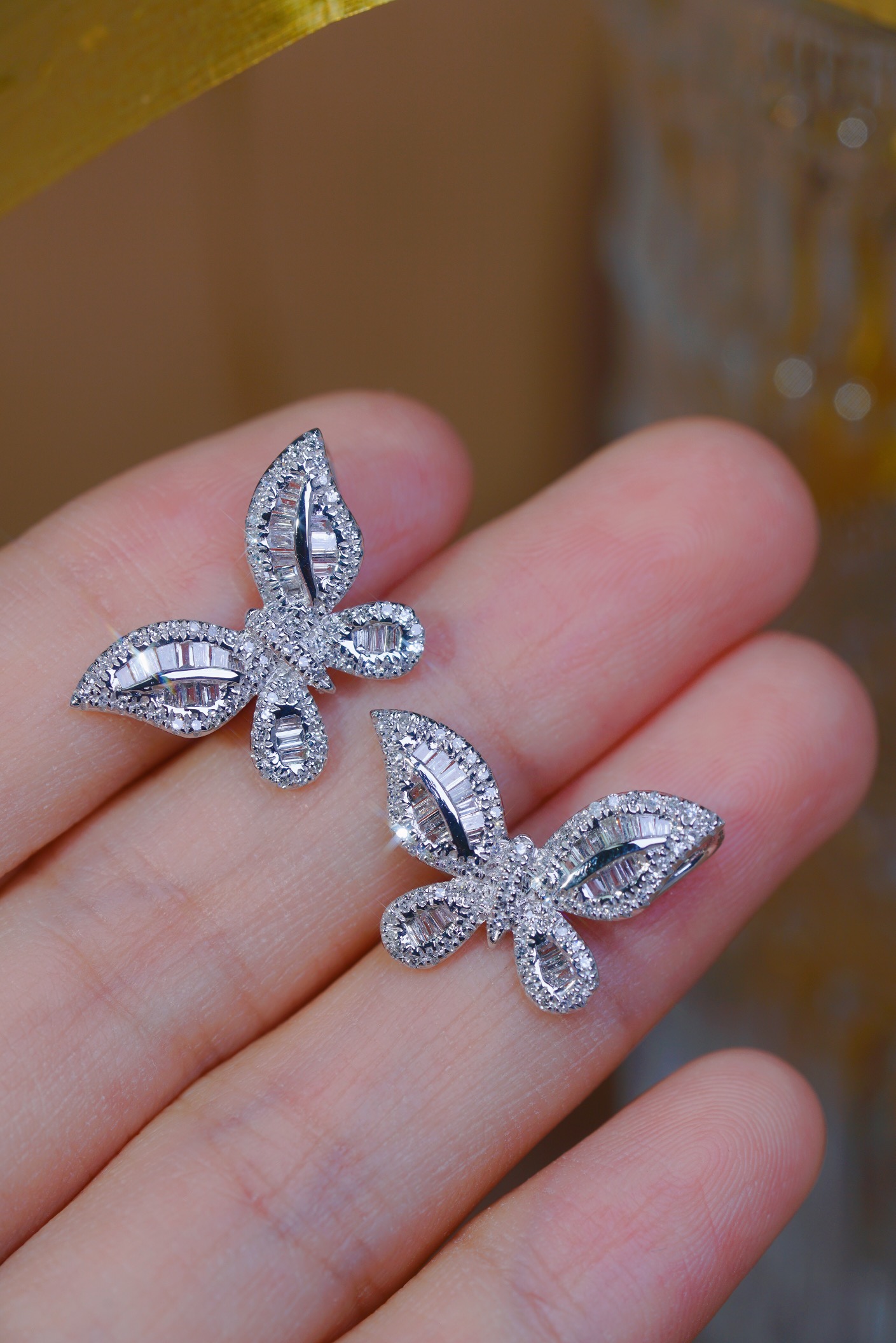 18k Gold Pendant in Butterfly Shape, Inlaid with 0.60ct Natural Diamond (chain not included)