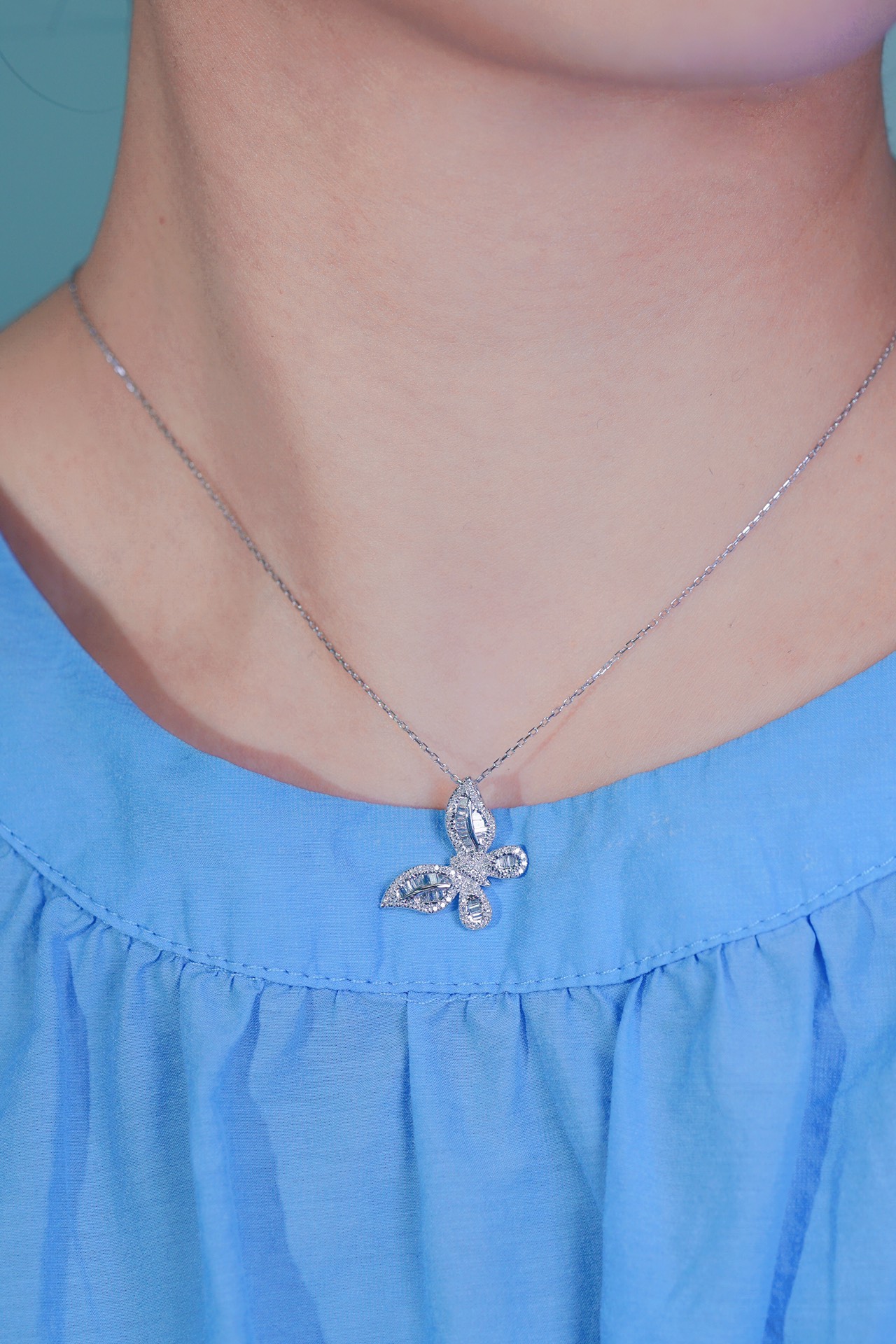 18k Gold Pendant in Butterfly Shape, Inlaid with 0.60ct Natural Diamond (chain not included)