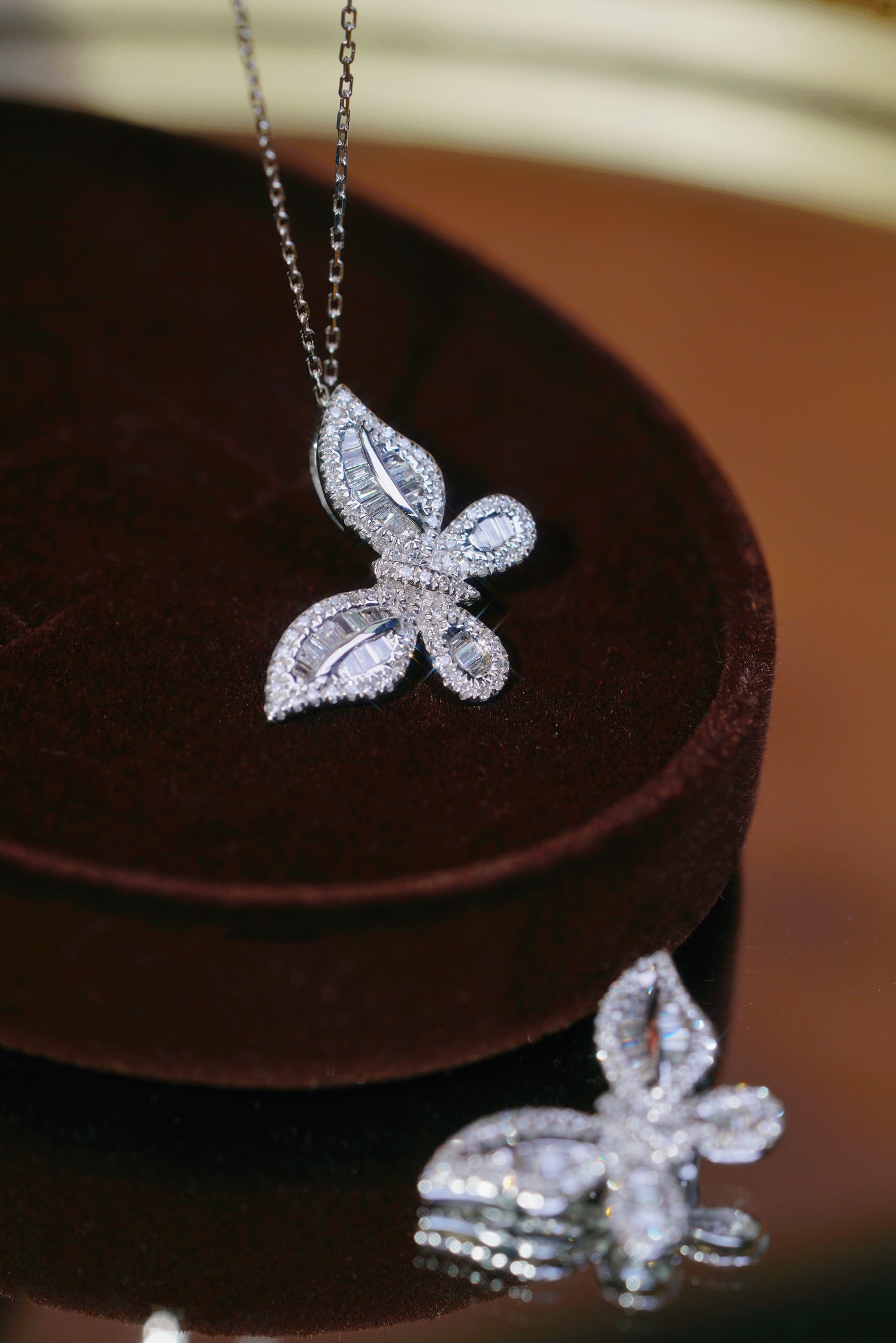 18k Gold Pendant in Butterfly Shape, Inlaid with 0.60ct Natural Diamond (chain not included)