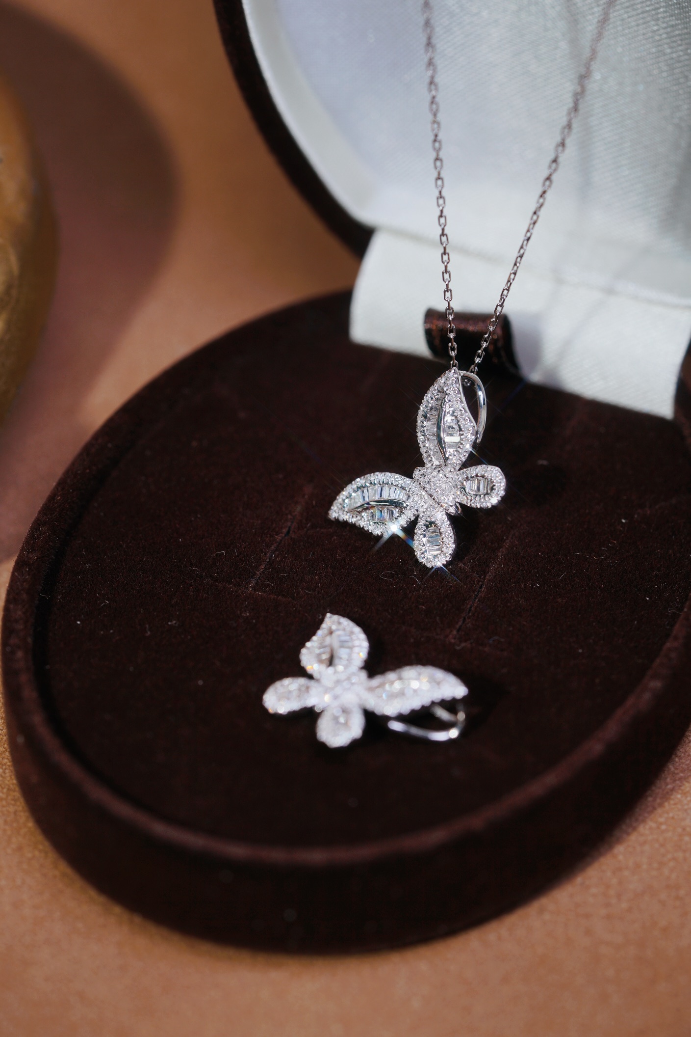 18k Gold Pendant in Butterfly Shape, Inlaid with 0.60ct Natural Diamond (chain not included)