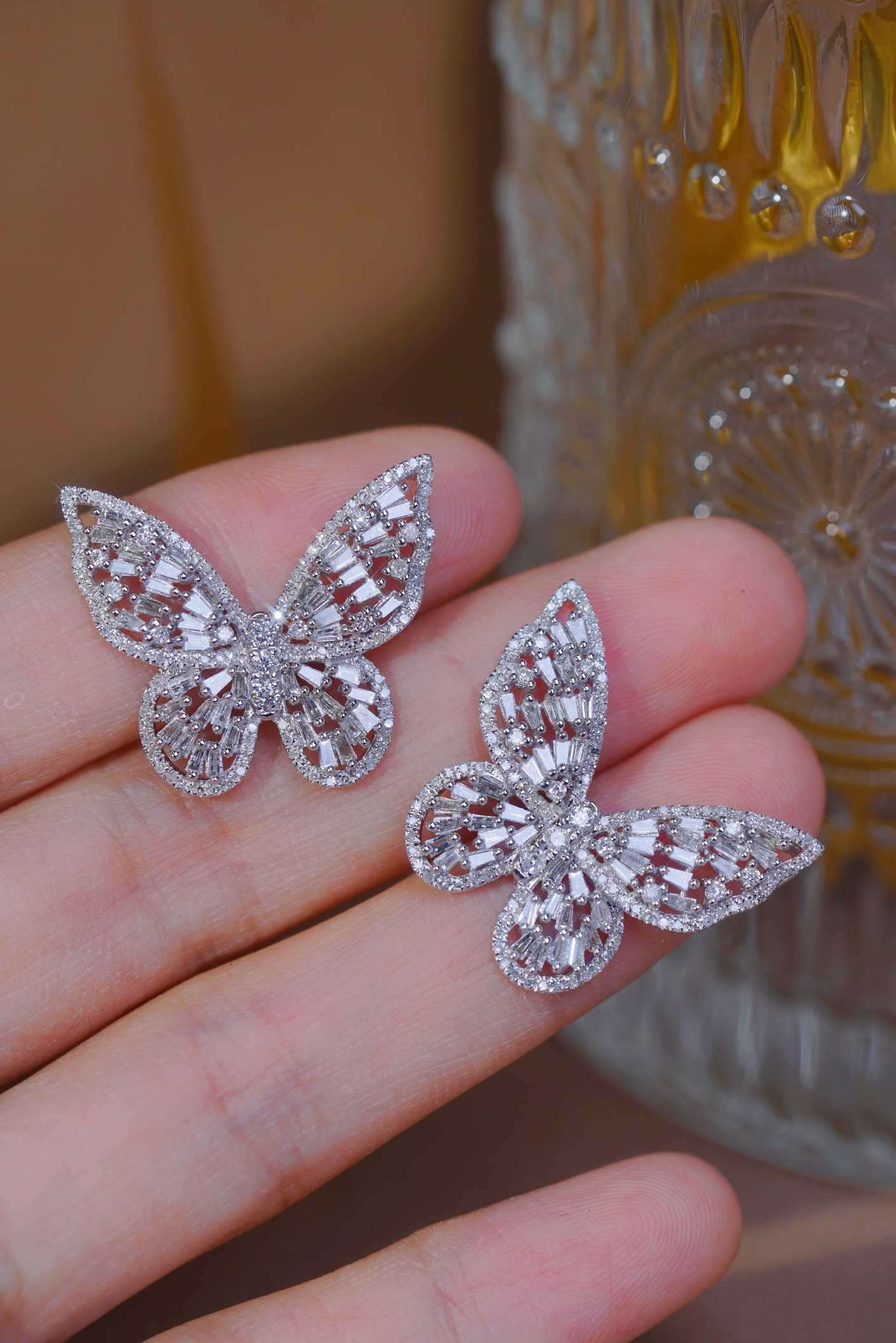 18k Gold Pendant in Butterfly Shape, Inlaid with 0.80ct Natural Diamond (chain not included)