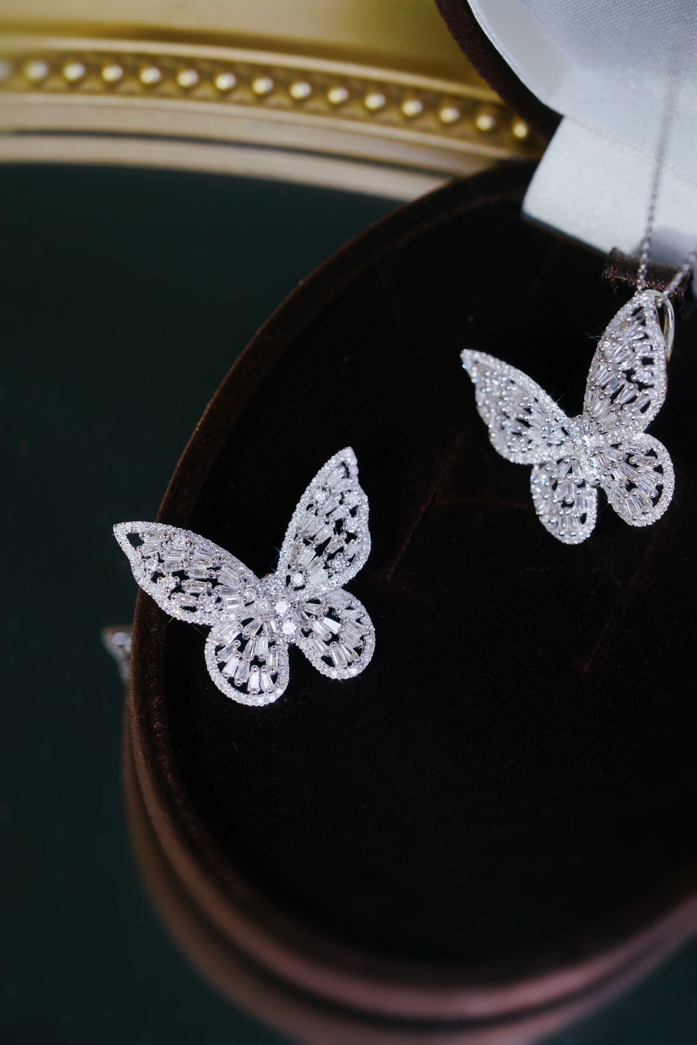 18k Gold Pendant in Butterfly Shape, Inlaid with 0.80ct Natural Diamond (chain not included)