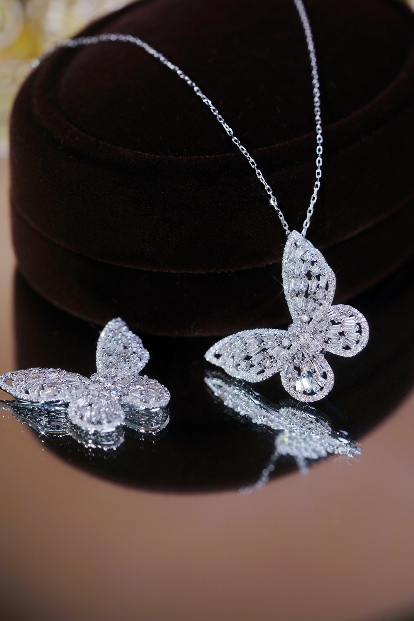 18k Gold Pendant in Butterfly Shape, Inlaid with 0.80ct Natural Diamond (chain not included)