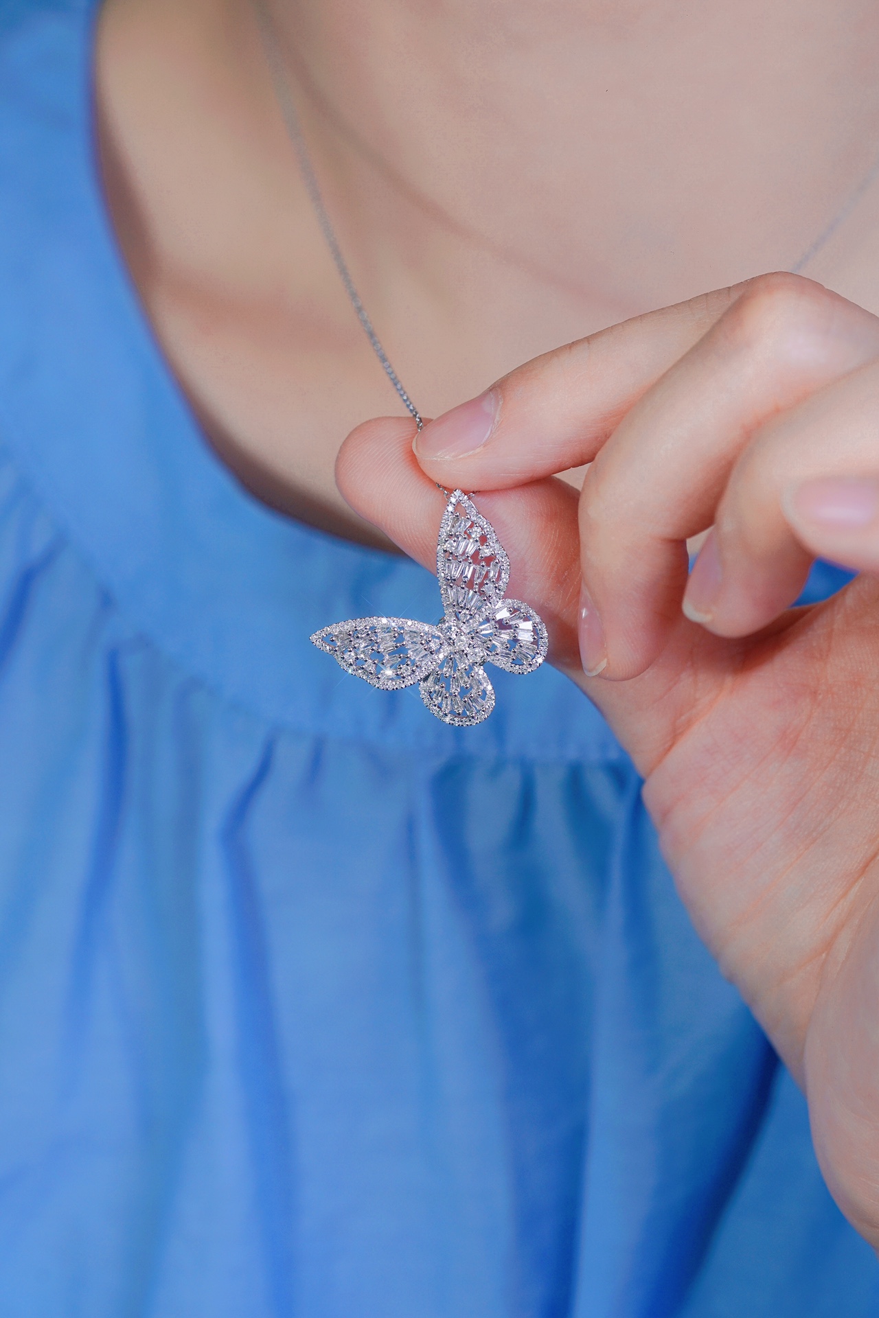 18k Gold Pendant in Butterfly Shape, Inlaid with 0.80ct Natural Diamond (chain not included)