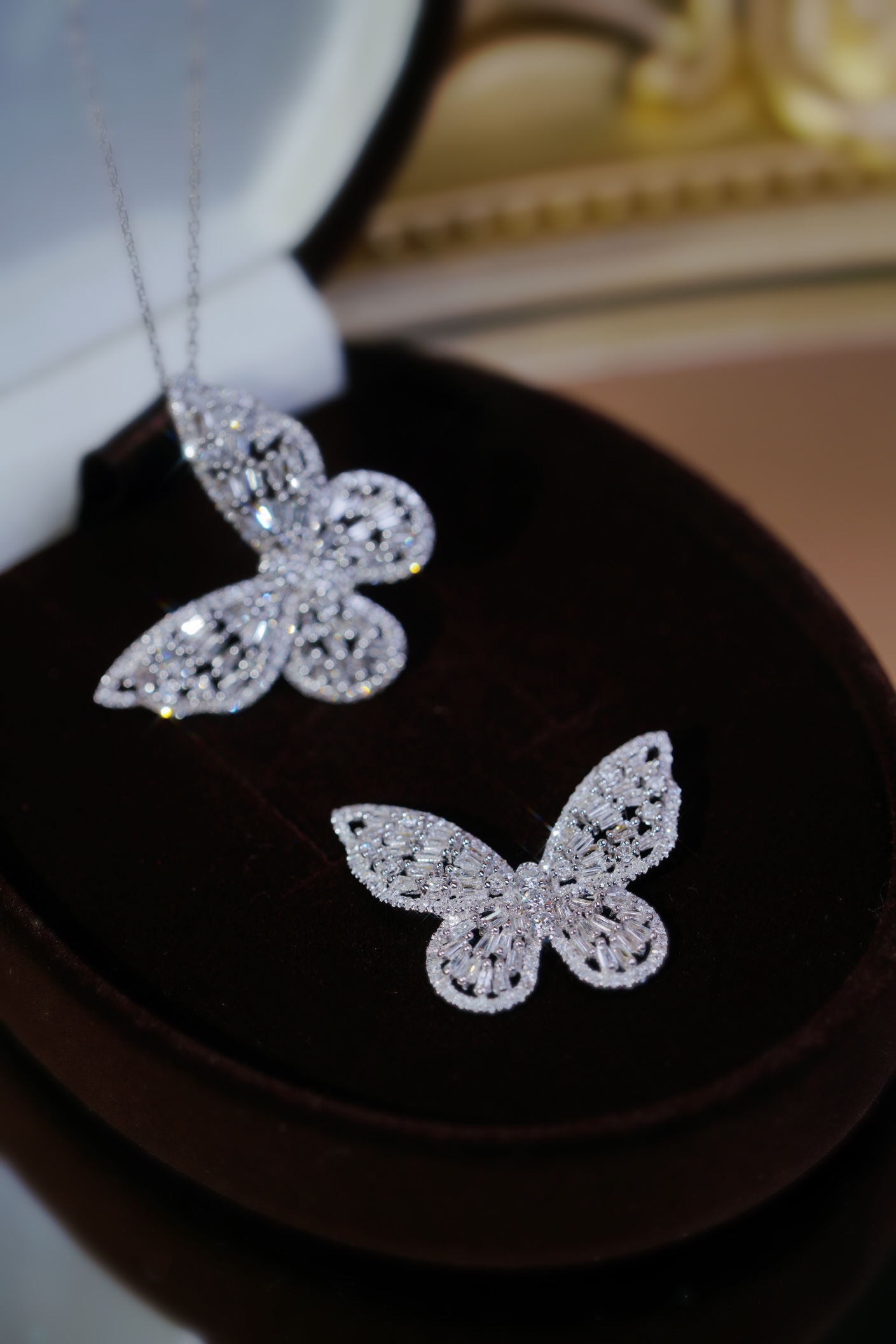 18k Gold Pendant in Butterfly Shape, Inlaid with 0.80ct Natural Diamond (chain not included)