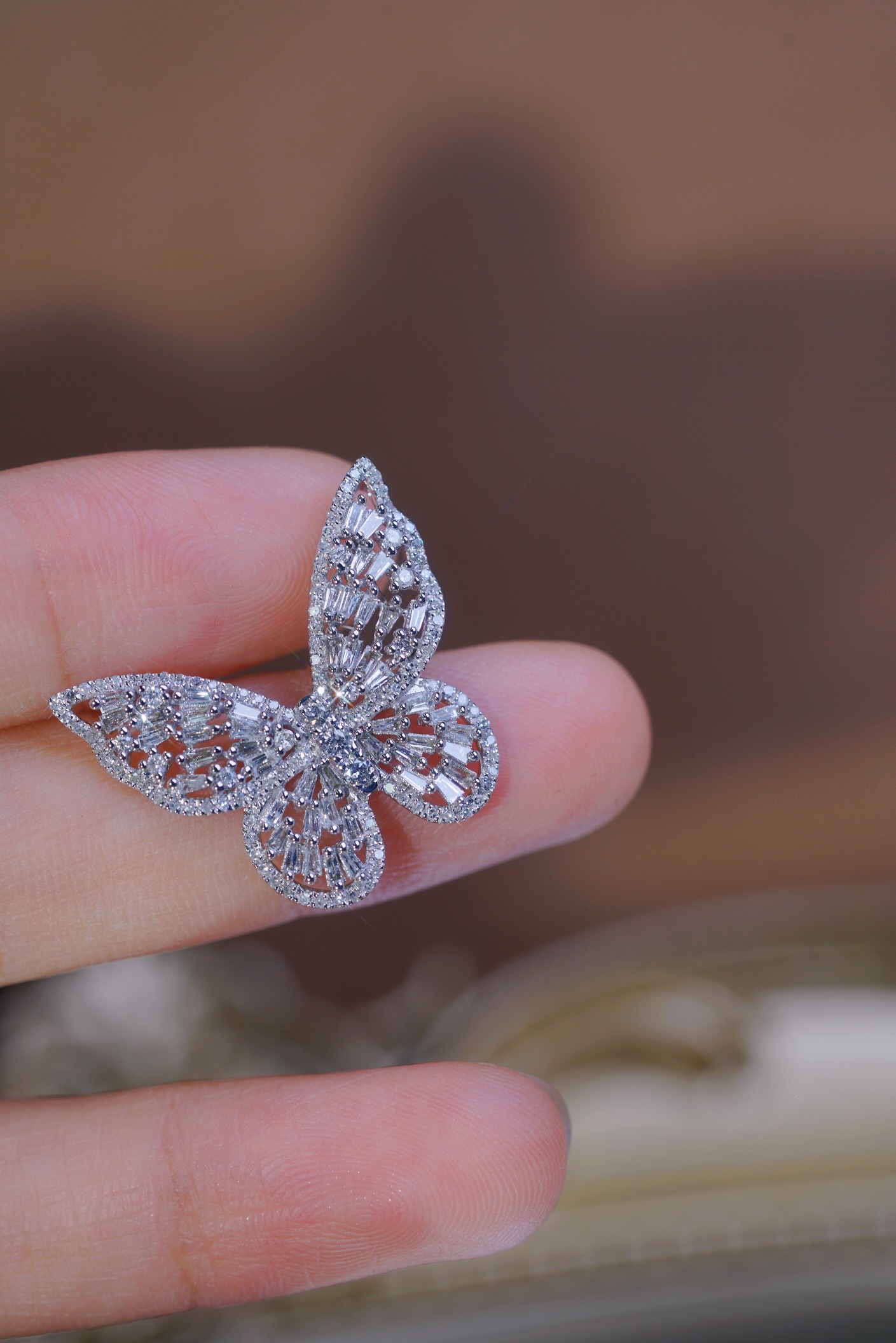 18k Gold Pendant in Butterfly Shape, Inlaid with 0.80ct Natural Diamond (chain not included)