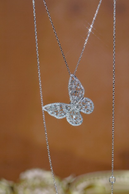 18k Gold Pendant in Butterfly Shape, Inlaid with 0.80ct Natural Diamond (chain not included)
