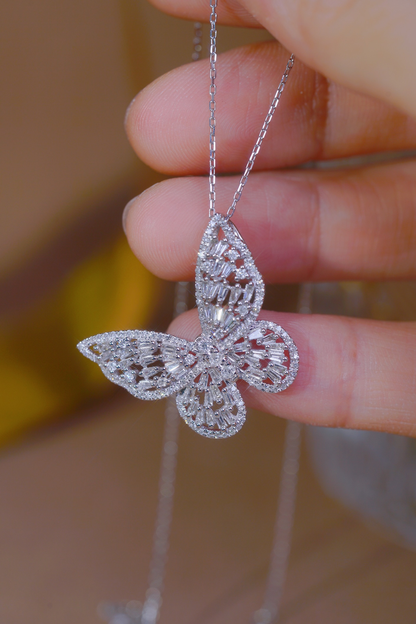 18k Gold Pendant in Butterfly Shape, Inlaid with 0.80ct Natural Diamond (chain not included)