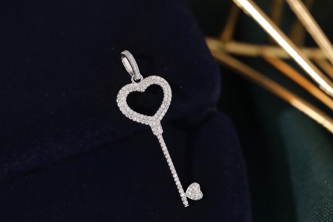 18k Gold Pendant in Key Shape, Inlaid with 0.30ct Natural Diamond (chain not included)