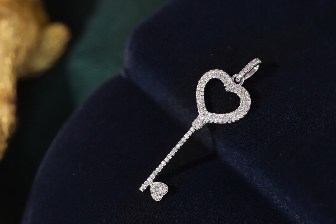 18k Gold Pendant in Key Shape, Inlaid with 0.30ct Natural Diamond (chain not included)