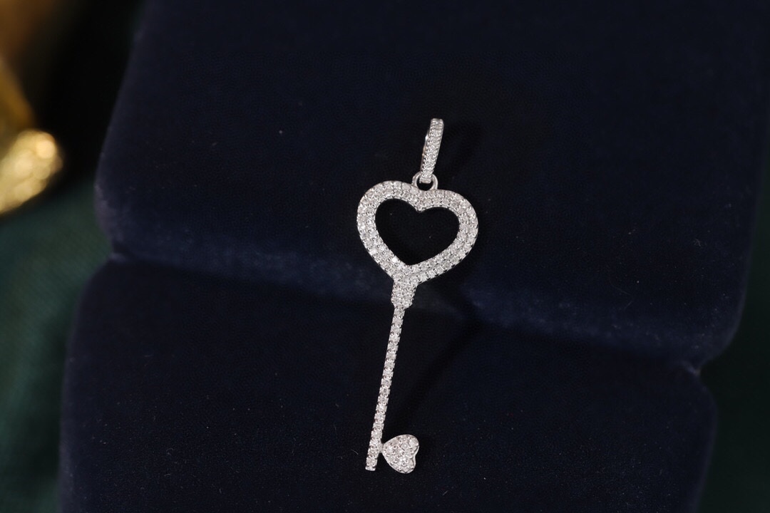 18k Gold Pendant in Key Shape, Inlaid with 0.30ct Natural Diamond (chain not included)
