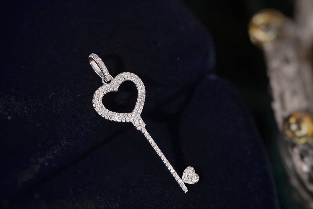 18k Gold Pendant in Key Shape, Inlaid with 0.30ct Natural Diamond (chain not included)
