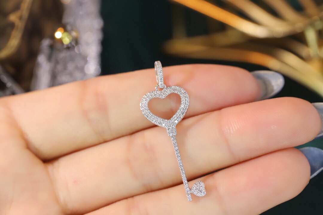 18k Gold Pendant in Key Shape, Inlaid with 0.30ct Natural Diamond (chain not included)