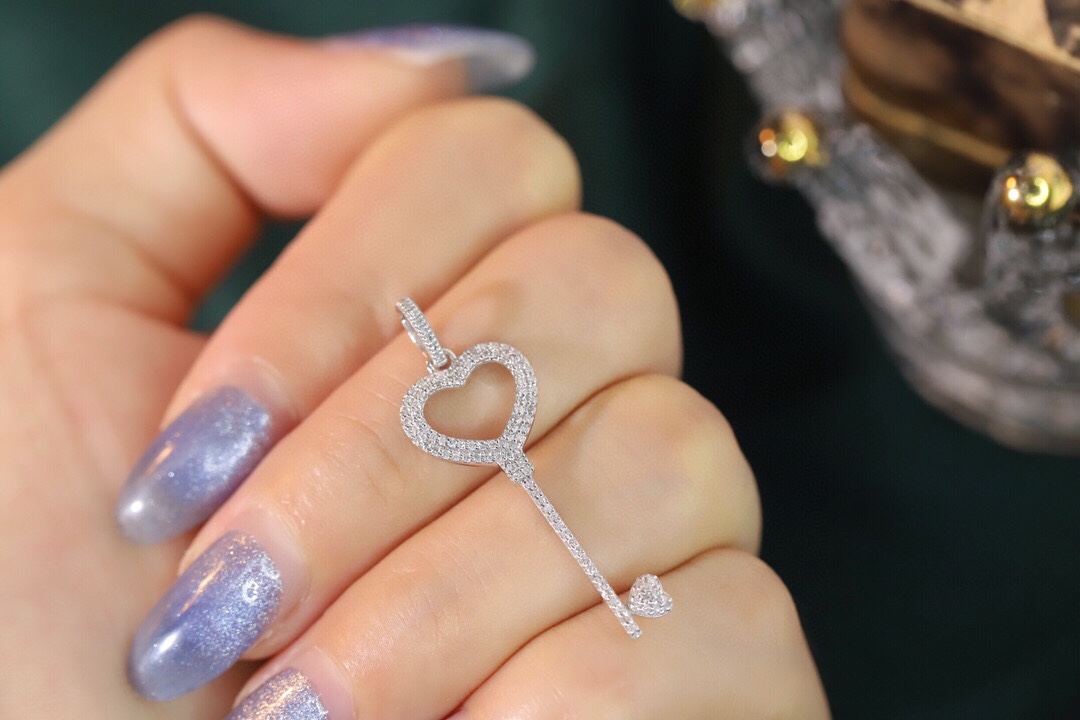 18k Gold Pendant in Key Shape, Inlaid with 0.30ct Natural Diamond (chain not included)