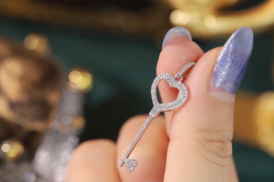 18k Gold Pendant in Key Shape, Inlaid with 0.30ct Natural Diamond (chain not included)