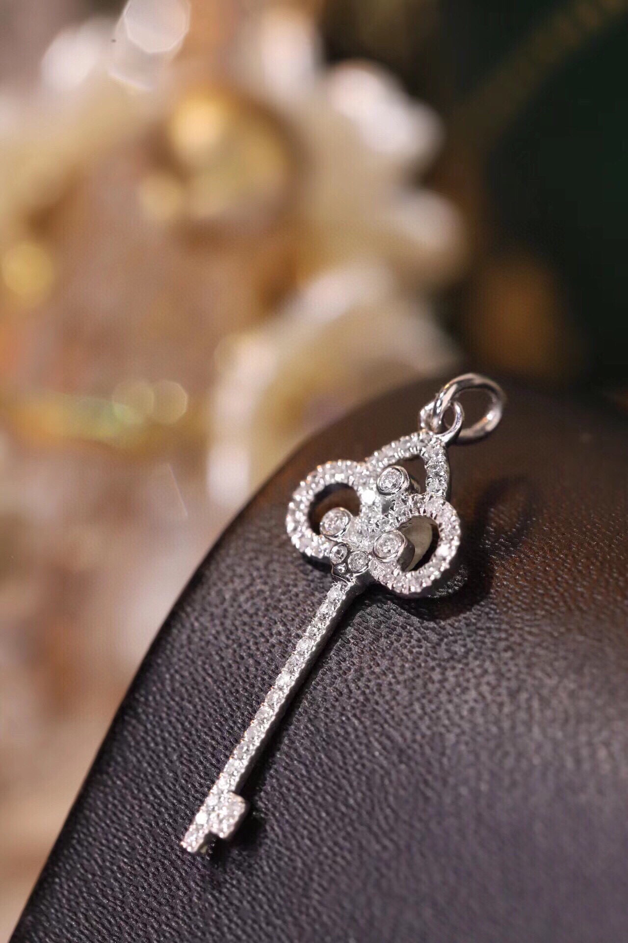 18k Gold Pendant in Key Shape, Inlaid with 0.15ct Natural Diamond (chain not included)
