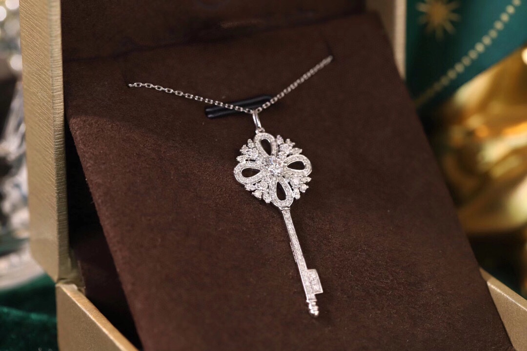 18k Gold Pendant in Key Shape, Inlaid with 0.48ct Natural Diamond (chain not included)