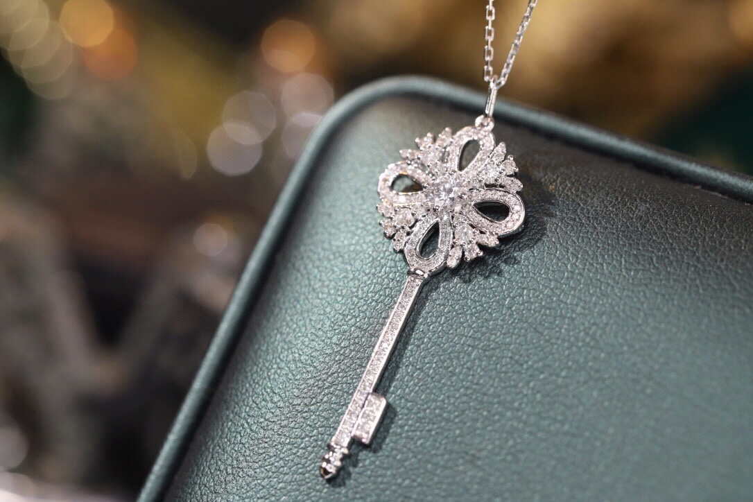 18k Gold Pendant in Key Shape, Inlaid with 0.48ct Natural Diamond (chain not included)