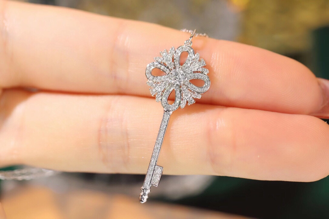 18k Gold Pendant in Key Shape, Inlaid with 0.48ct Natural Diamond (chain not included)