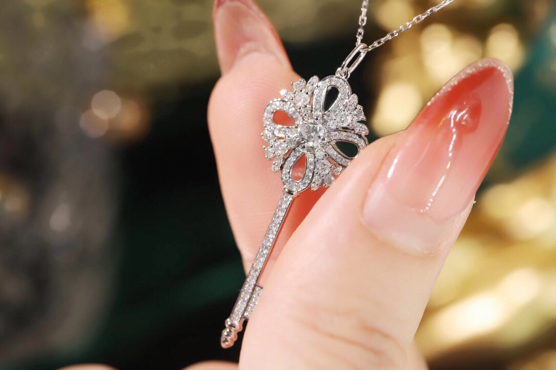 18k Gold Pendant in Key Shape, Inlaid with 0.48ct Natural Diamond (chain not included)
