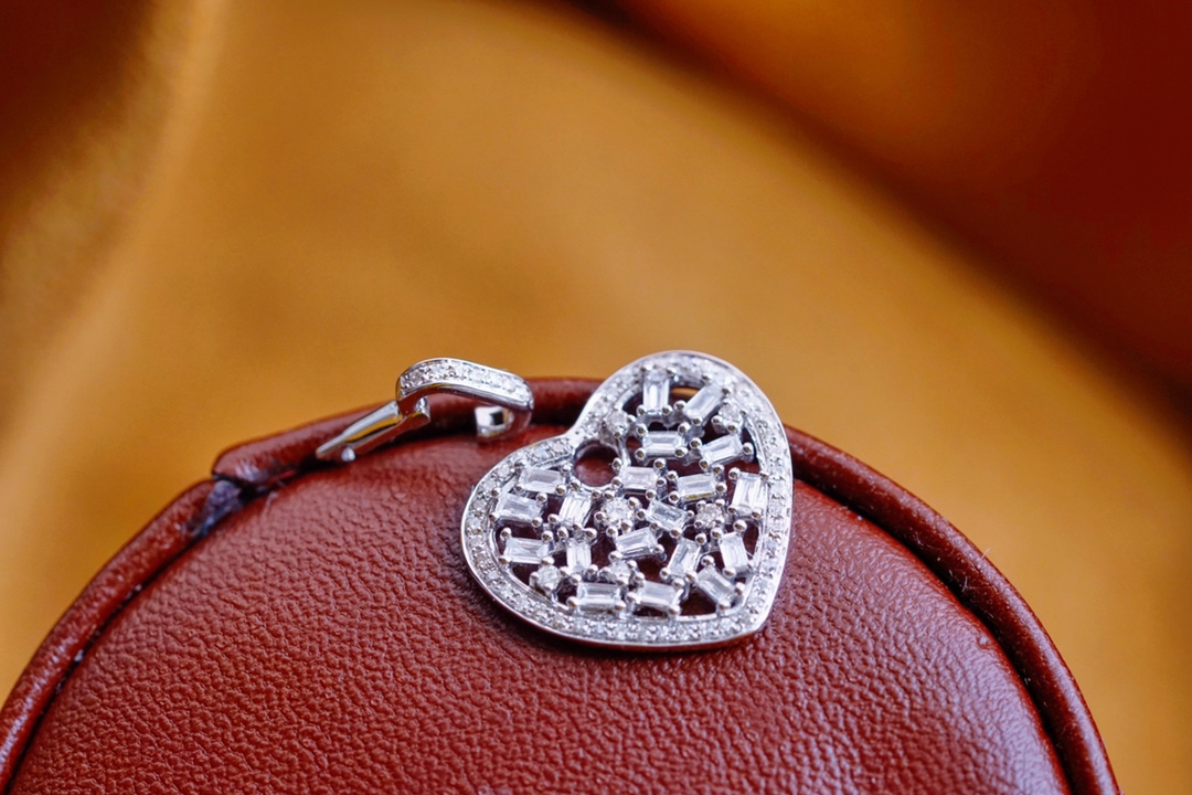 18K gold heart pendant, set with a 0.45-carat natural diamond (chain not included)