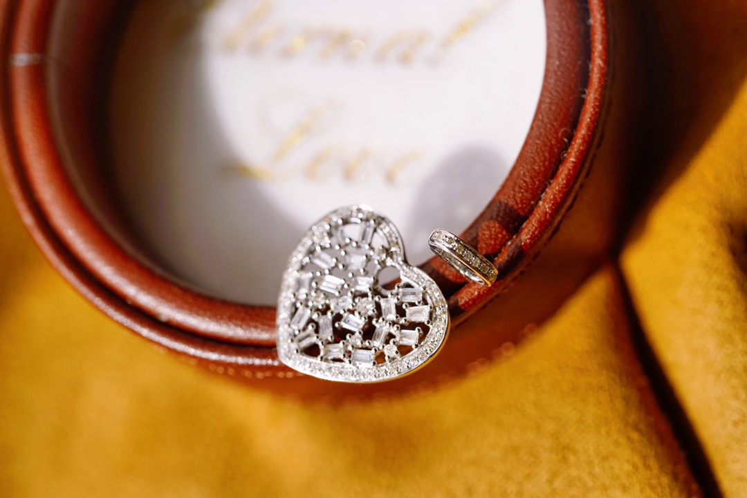18K gold heart pendant, set with a 0.45-carat natural diamond (chain not included)