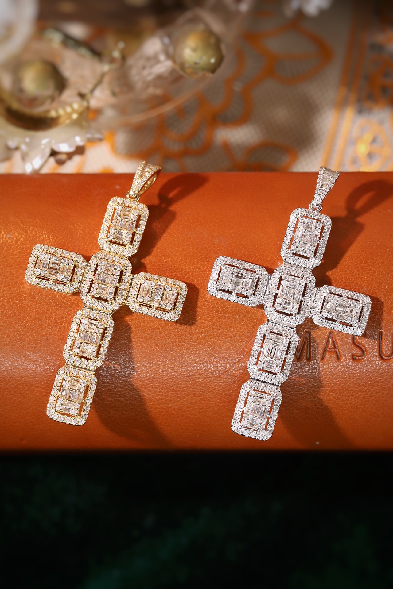 18k gold pendant with a natural diamond of 0.92ct, cross design (chain not included)