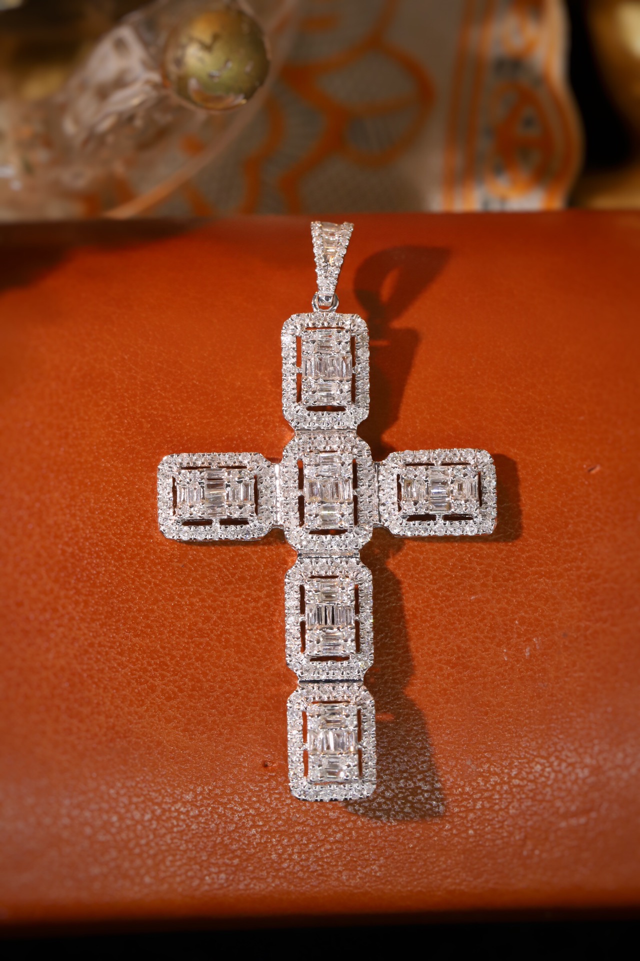 18k gold pendant with a natural diamond of 0.92ct, cross design (chain not included)