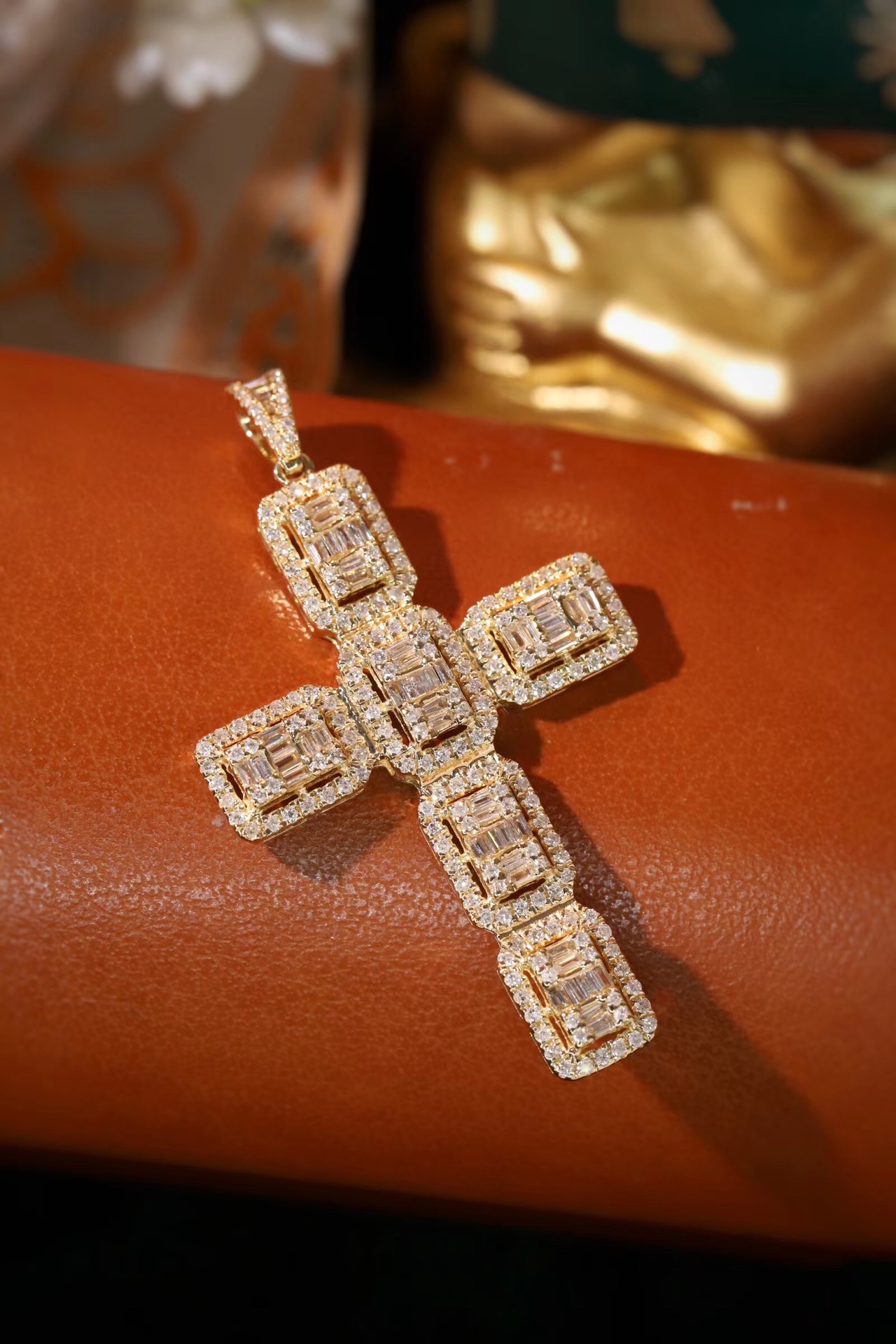 18k gold pendant with a natural diamond of 0.92ct, cross design (chain not included)