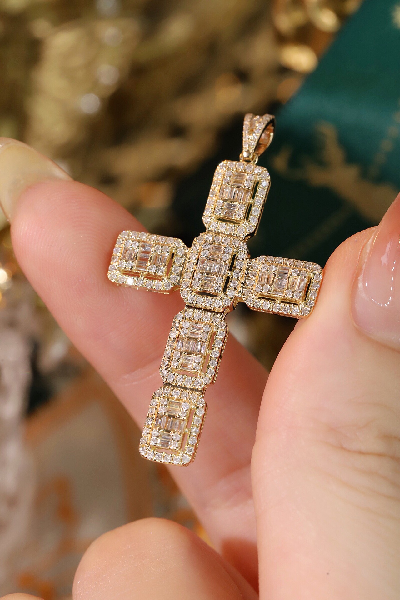 18k gold pendant with a natural diamond of 0.92ct, cross design (chain not included)