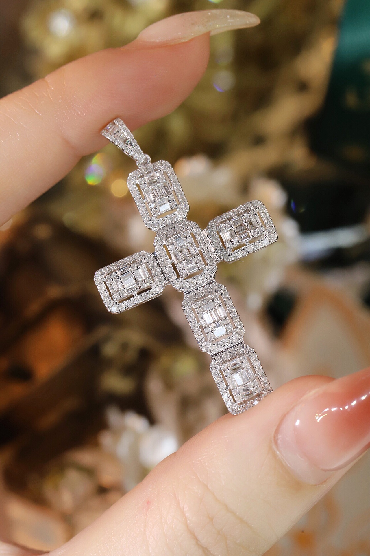 18k gold pendant with a natural diamond of 0.92ct, cross design (chain not included)