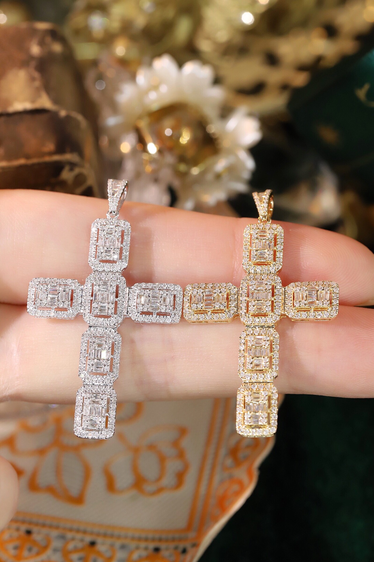 18k gold pendant with a natural diamond of 0.92ct, cross design (chain not included)