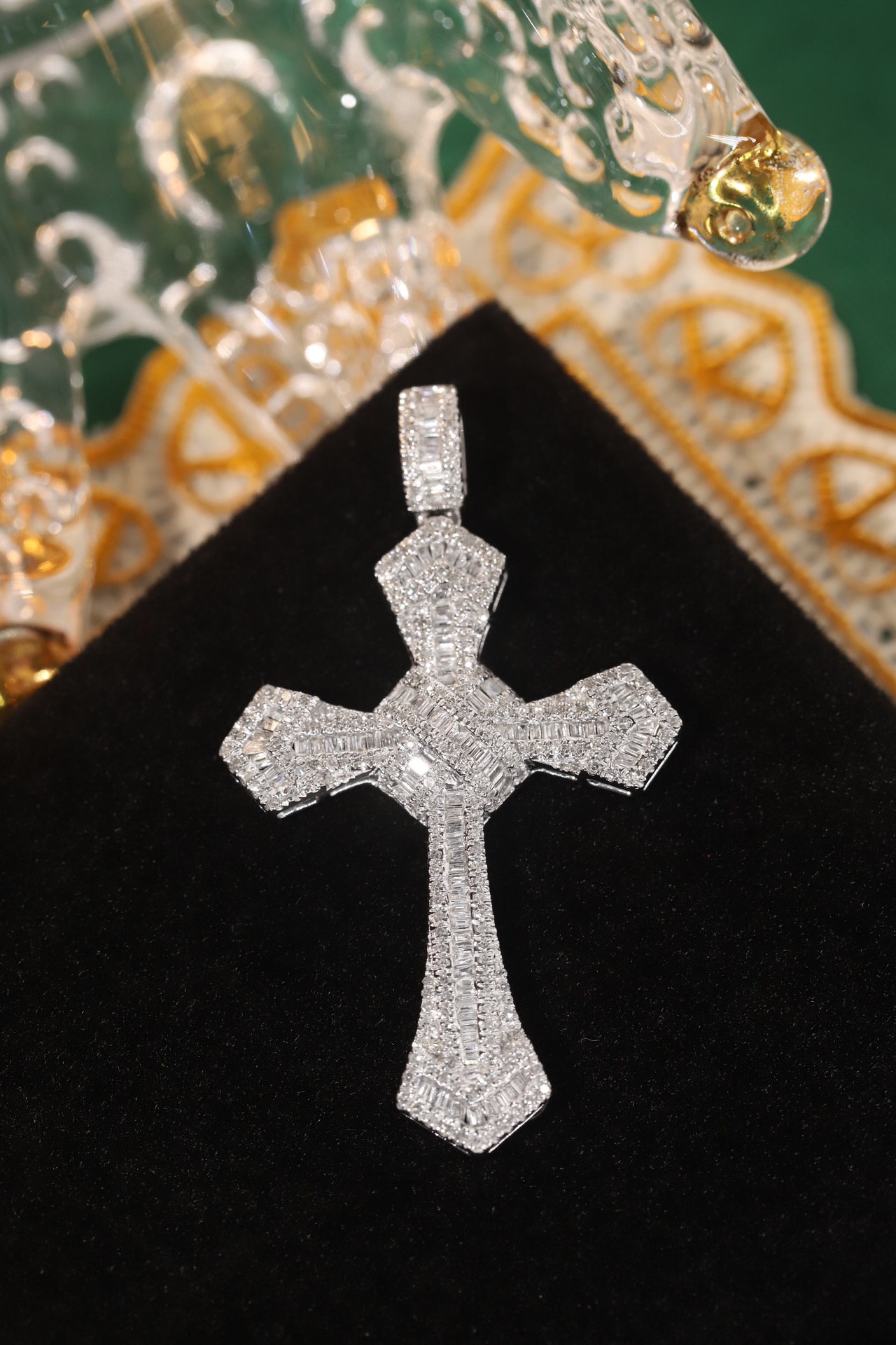 18k gold pendant with a natural diamond of 0.50ct 1.00ct, cross design (chain not included)