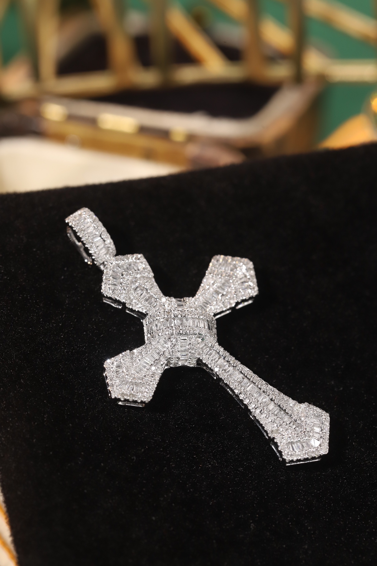 18k gold pendant with a natural diamond of 0.50ct 1.00ct, cross design (chain not included)