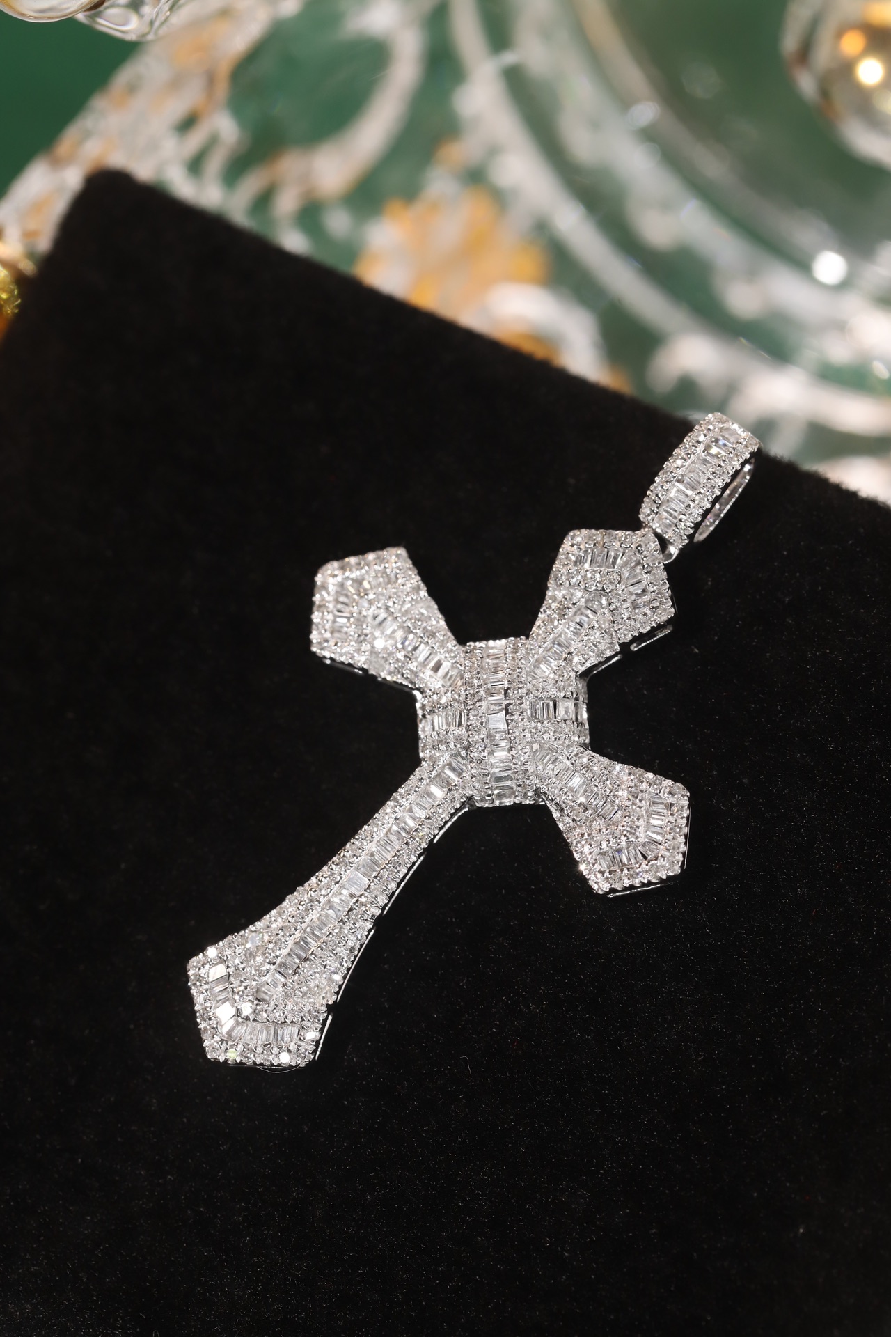 18k gold pendant with a natural diamond of 0.50ct 1.00ct, cross design (chain not included)