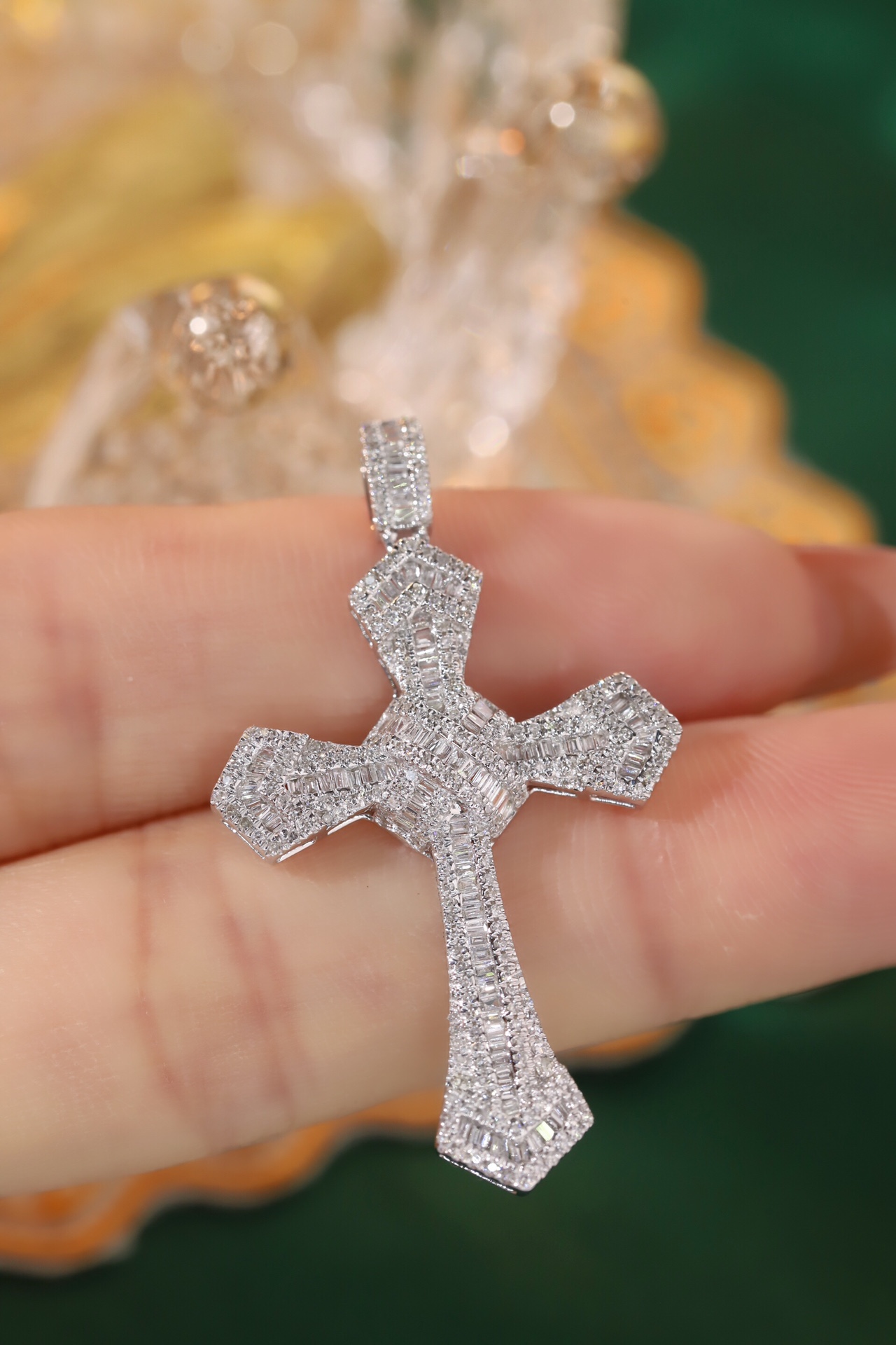 18k gold pendant with a natural diamond of 0.50ct 1.00ct, cross design (chain not included)