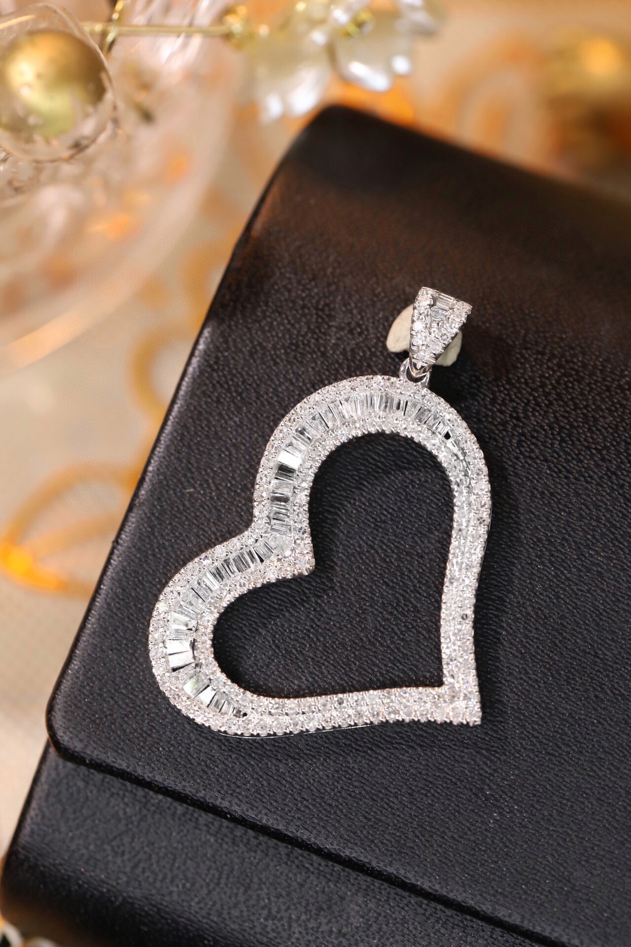 18K gold heart pendant, set with a 0.65-carat natural diamond (chain not included)