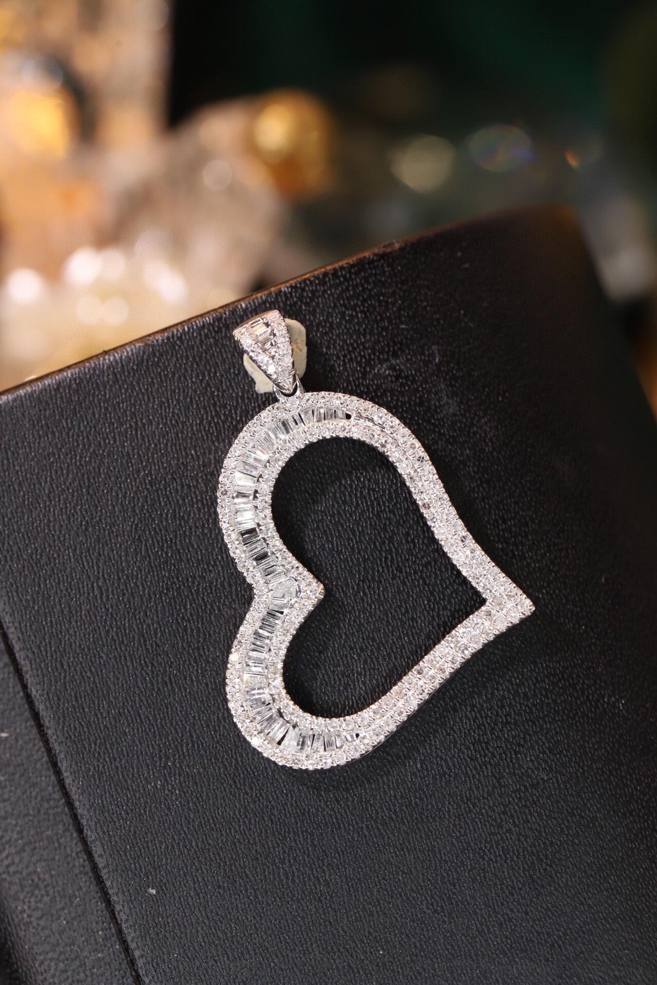 18K gold heart pendant, set with a 0.65-carat natural diamond (chain not included)