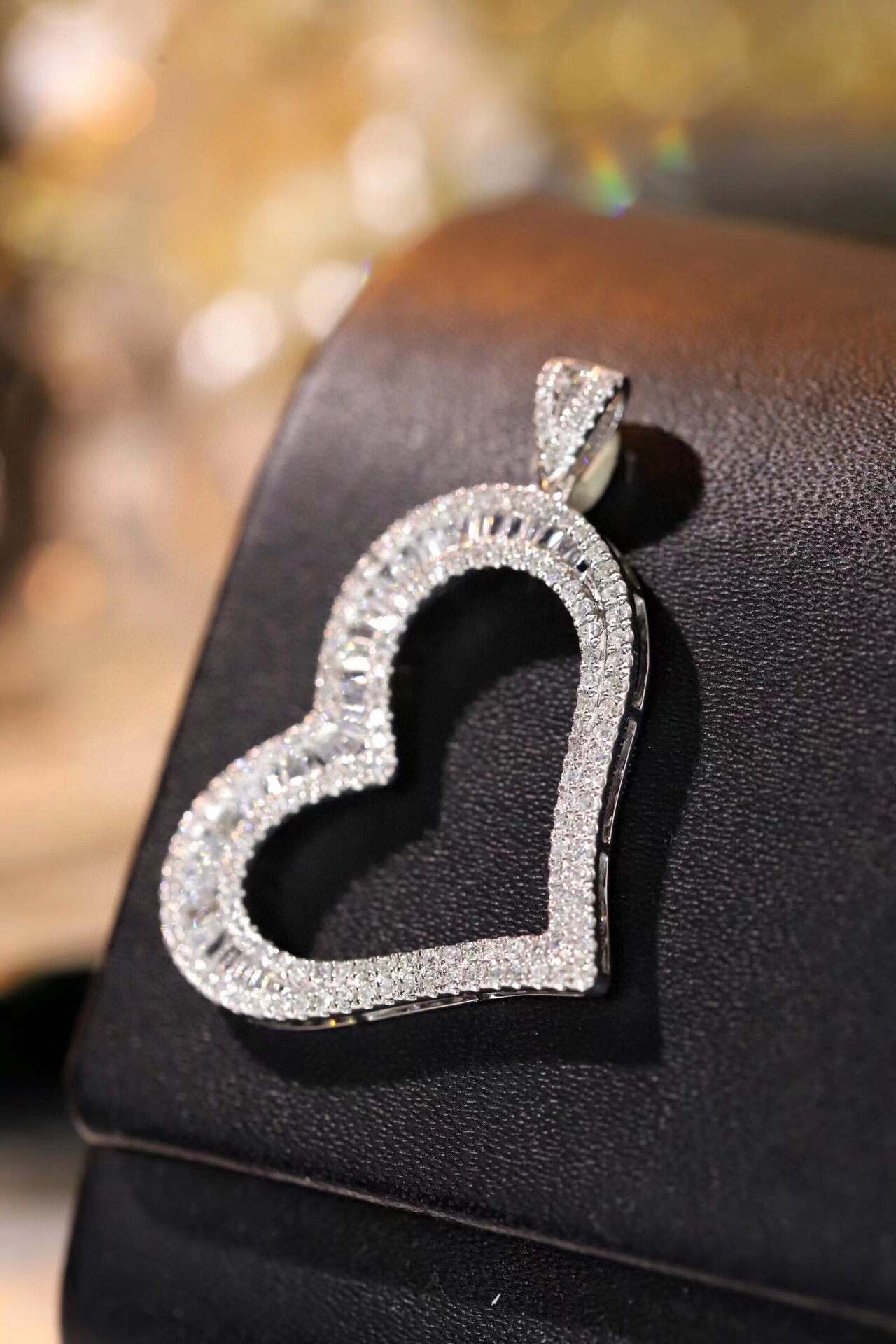 18K gold heart pendant, set with a 0.65-carat natural diamond (chain not included)